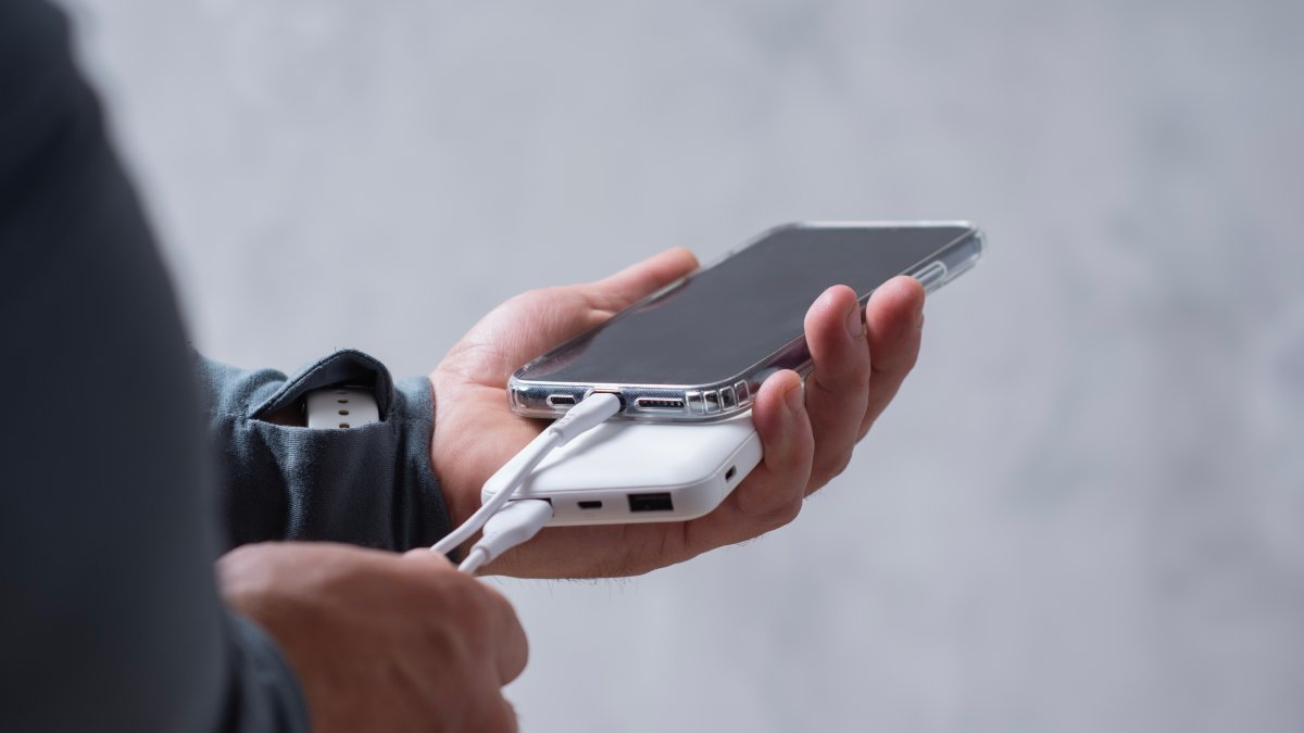 The new technology promises gigabit-speed connectivity, but its higher power consumption is reviving "battery anxiety." (Shutterstock Photo)