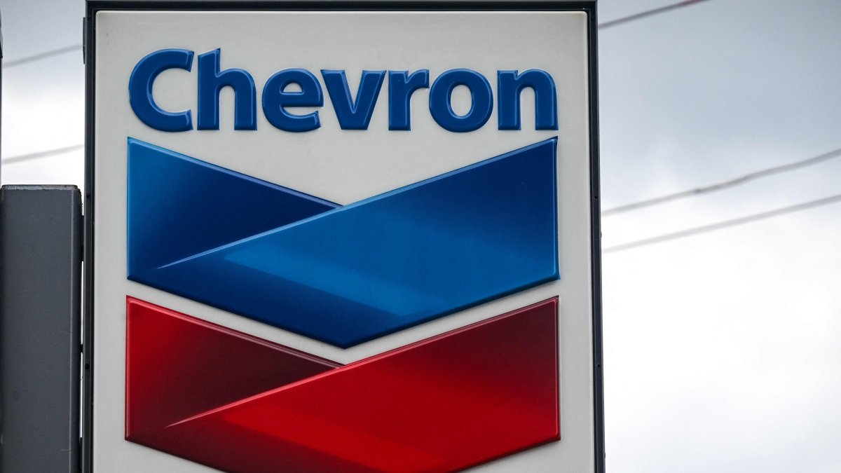 The Chevron logo is seen at a gas station in Houston, Texas, U.S., Aug. 12, 2025. (AFP Photo)