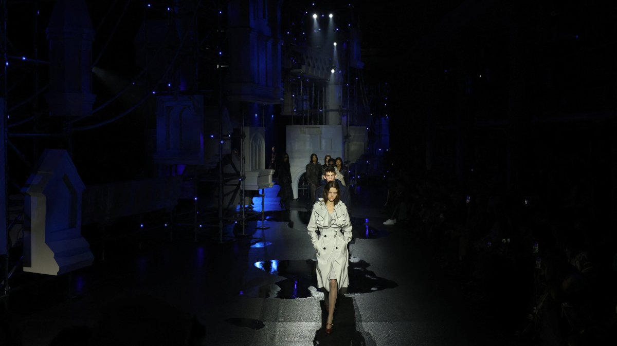 Models present creations on the catwalk at the Burberry Autumn/Winter 2026 collection show during London Fashion Week, London, U.K., Feb. 23, 2026. (Reuters Photo)
