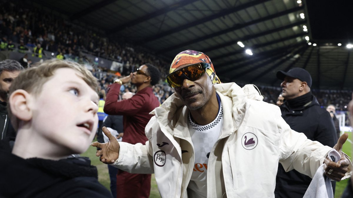 Swansea City co-owner Snoop Dogg poses before the Championship match against Preston North End at Swansea Stadium, Swansea, Wales, Feb. 24, 2026. (Reuters Photo)
