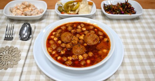 Analı kızlı, a traditional Adana dish, served with an array of mezes, Adana, southern Türkiye, Nov. 25, 2025. (AA Photo)
