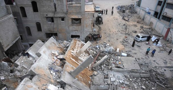 Displaced Palestinians inspect the damage after Israeli aircraft targeted a five-floor house in Khan Younis, southern Gaza Strip, Feb. 6, 2026. (AFP Photo)