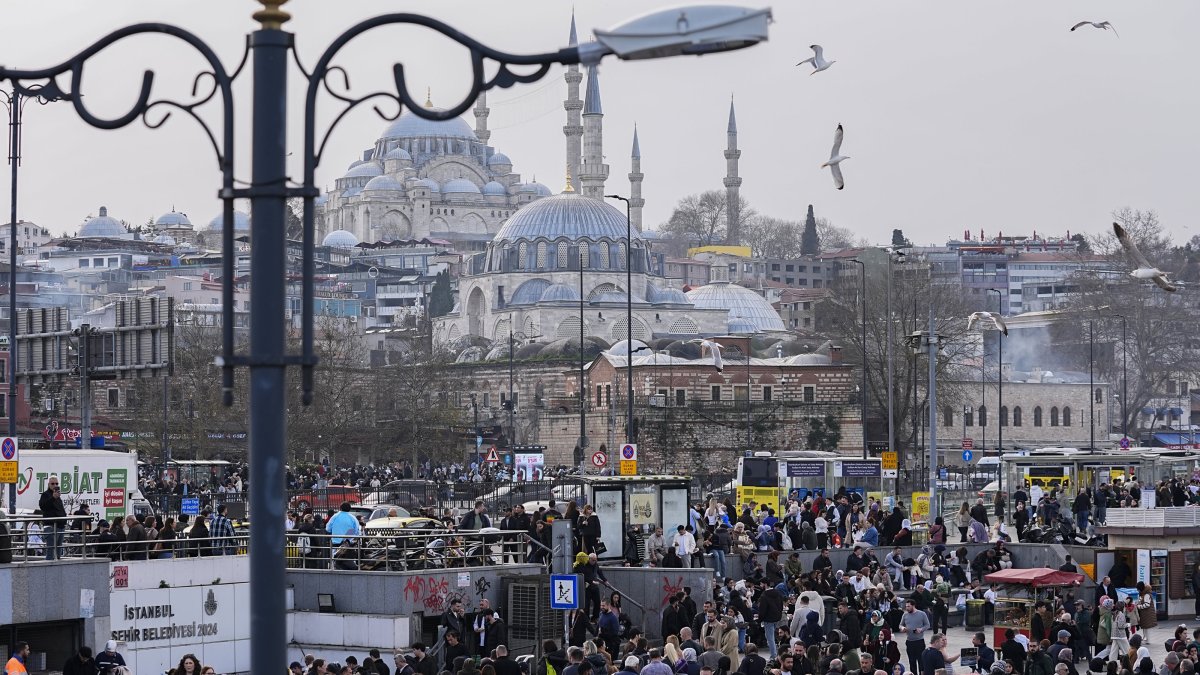 A general view of a mosque and people on the historic peninsula of Istanbul, Türkiye, Feb. 15, 2026. (AA Photo)
