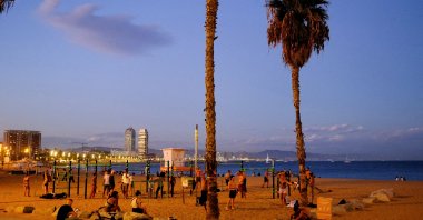 Tourists and locals enjoy the Barceloneta beach in the sunset during the autumn weather in Barcelona, Spain, Sept. 26, 2024. (Reuters Photo)