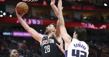 Houston Rockets center Alperen Şengün (L) scores a basket as Sacramento Kings center Maxime Raynaud defends during the first quarter at Toyota Center, Houston, U.S., Feb. 25, 2026. (Reuters Photo)