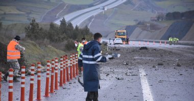 Security personnel work at the site where the F-16 fighter jet crashed, killing a pilot, on a highway, western Balıkesir province, Türkiye, Feb. 25, 2026. (DHA Photo)