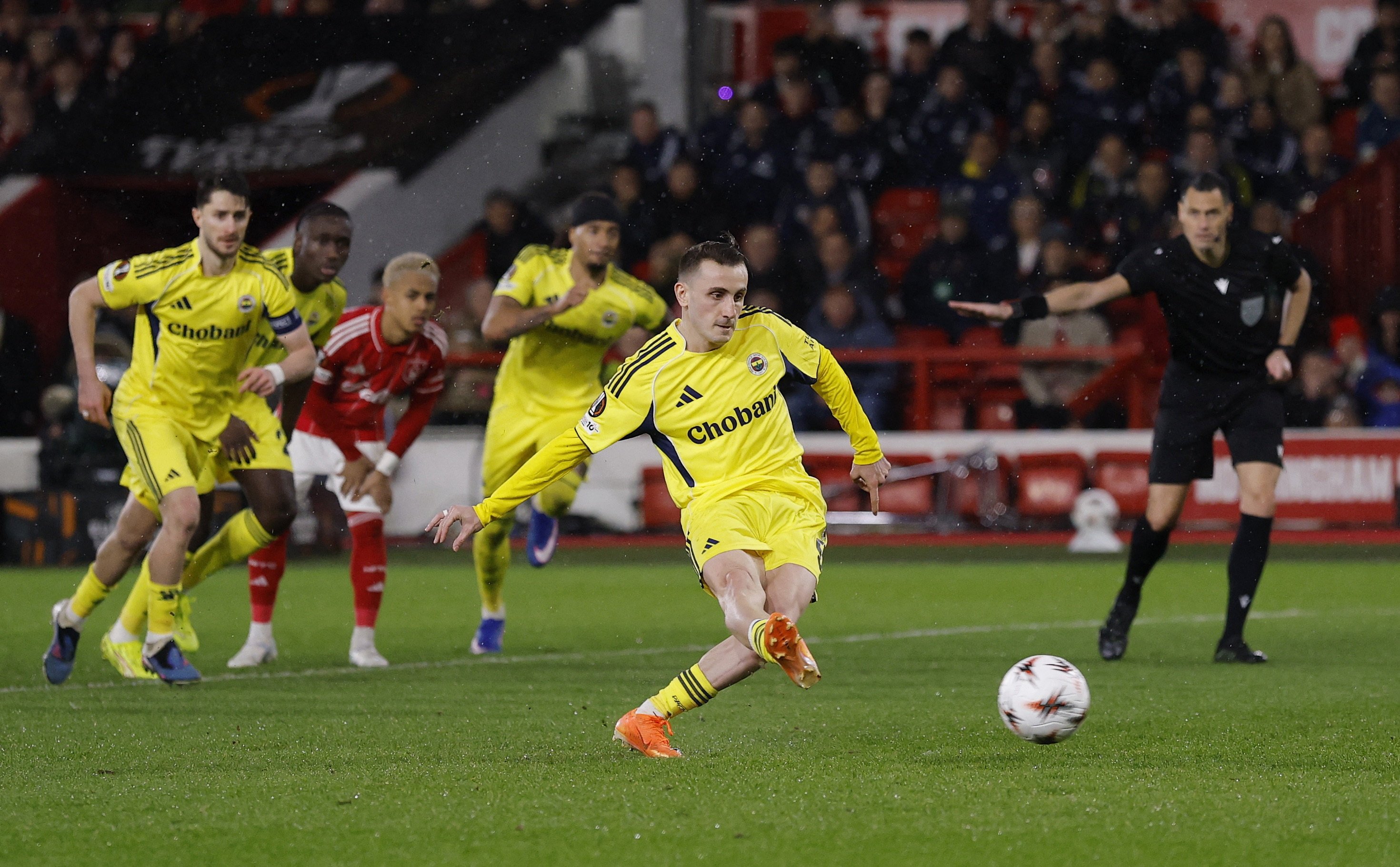 Fenerbahçe win Europa League battle, lose last 16 war in Nottingham