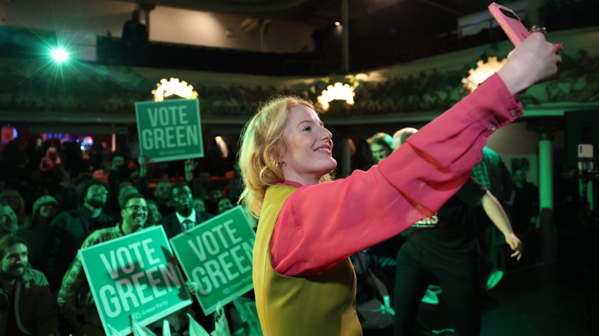 Green Party winning candidate Hannah Spencer takes a selfie with supporters during an election after-event, Manchester, U.K., Feb. 27, 2026. (EPA Photo)