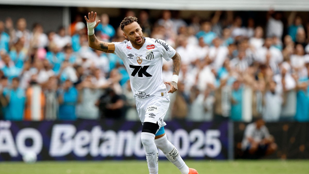 Santos' forward Neymar greets fans while warming up before the Brasileirao Serie A football match between Santos and Cruzeiro at the Urbano Caldeira Stadium in Santos, Sao Paulo state, Brazil, Dec. 7, 2025. (AFP Photo)