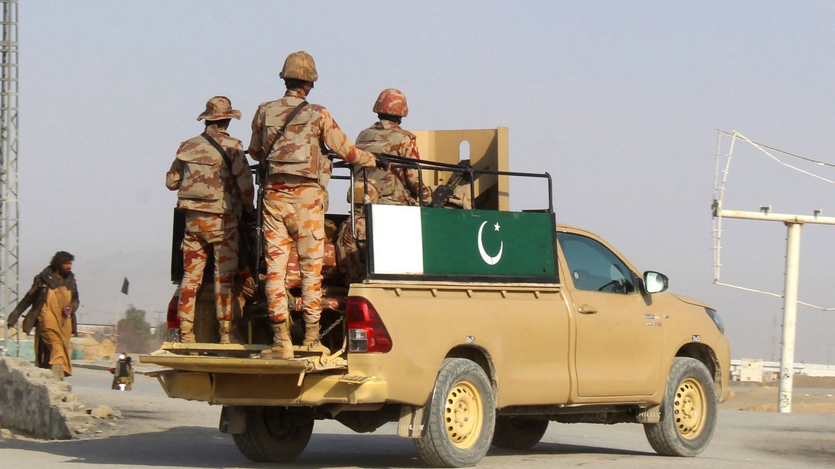 Pakistani soldiers patrol near the Pakistan-Afghanistan border crossing, Chaman, Pakistan, Feb. 27, 2026. (AFP Photo)