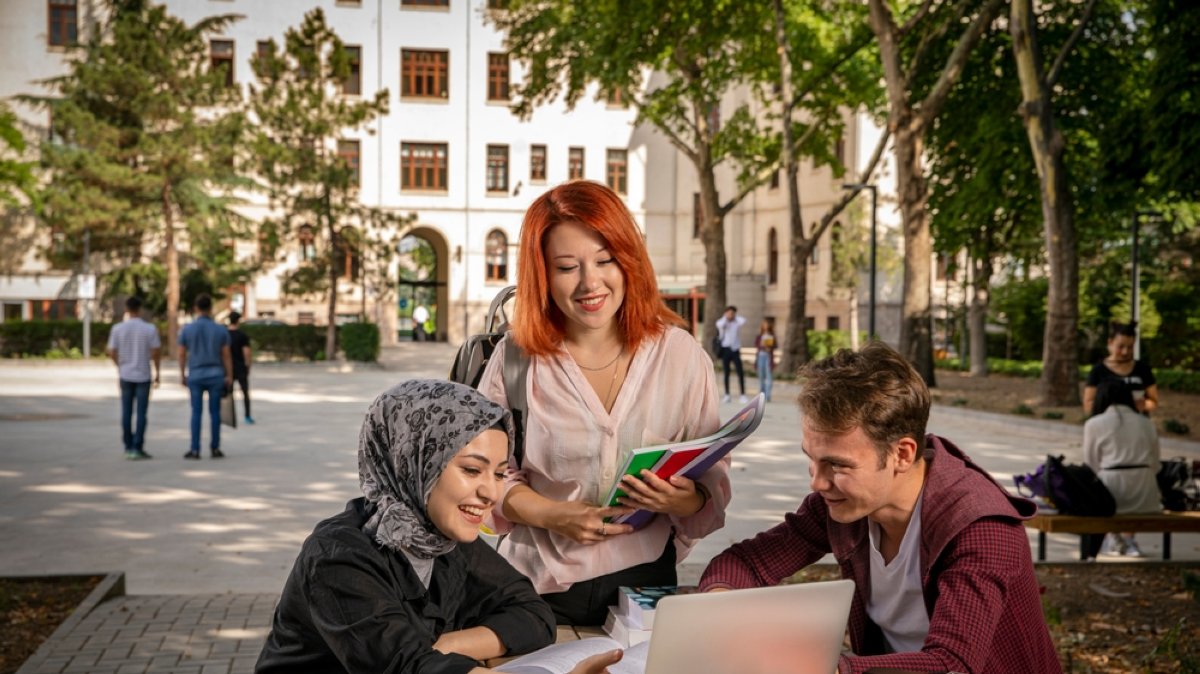 Nearly 200,000 students apply for Türkiye Scholarships in 2026