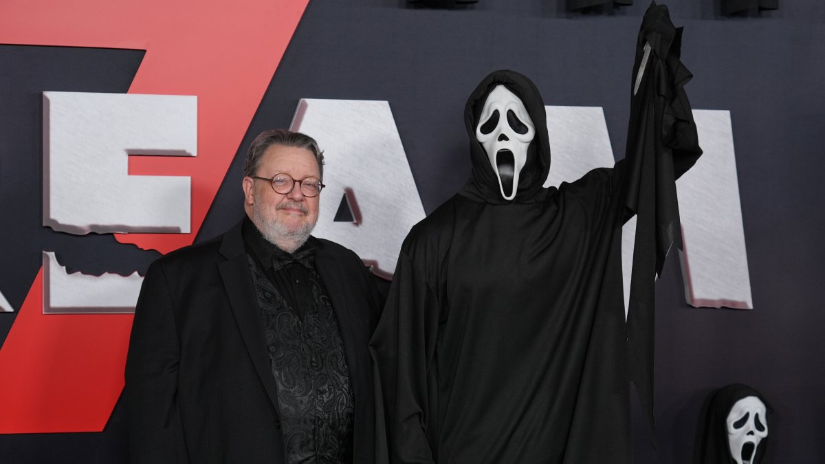 Roger Jackson (L), who provides the voice of the "Scream" franchise's villain "Ghostface," poses with an actor portraying the character at the premiere of the film "Scream 7", Los Angeles, U.S., Feb. 25, 2026. (AP Photo)