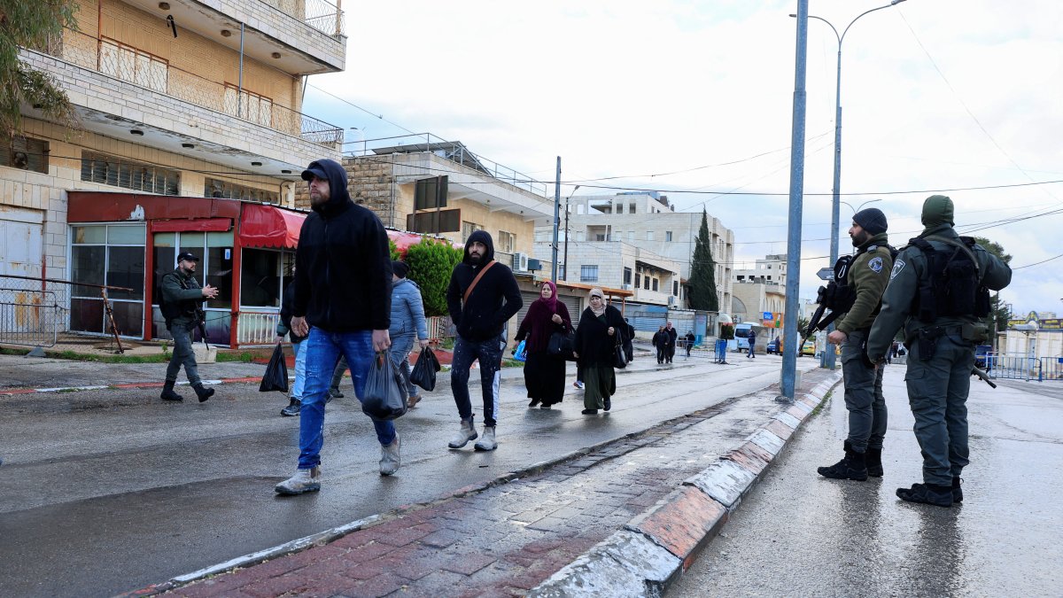 Palestinians walk to an Israeli checkpoint, as they make their way to the al-Aqsa compound, in Jerusalem's Old City, to attend Friday prayers in Bethlehem in the Israeli-occupied West Bank, Feb. 27, 2026. (Reuters Photo)