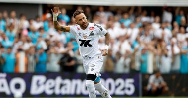 Santos' forward Neymar greets fans while warming up before the Brasileirao Serie A football match between Santos and Cruzeiro at the Urbano Caldeira Stadium in Santos, Sao Paulo state, Brazil, Dec. 7, 2025. (AFP Photo)