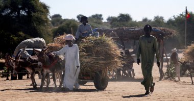 People travel between Chad and Sudan, amid the ongoing Sudanese war in, at the Tine border post, eastern Chad, Nov. 22, 2025. (Reuters Photo)