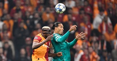 Galatasaray's Victor Osimhen (L) and Liverpool's Virgil van Dijk challenge for the ball during the UEFA Champions League match at RAMS Park, Istanbul, Türkiye, Sept. 30, 2025. (Getty Images Photo)
