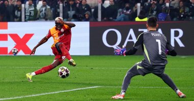 Galatasaray's Victor Osimhen scores their first goal past Juventus' Mattia Perin, Allianz Stadium, Turin, Italy, Feb. 25, 2026. (Reuters Photo)