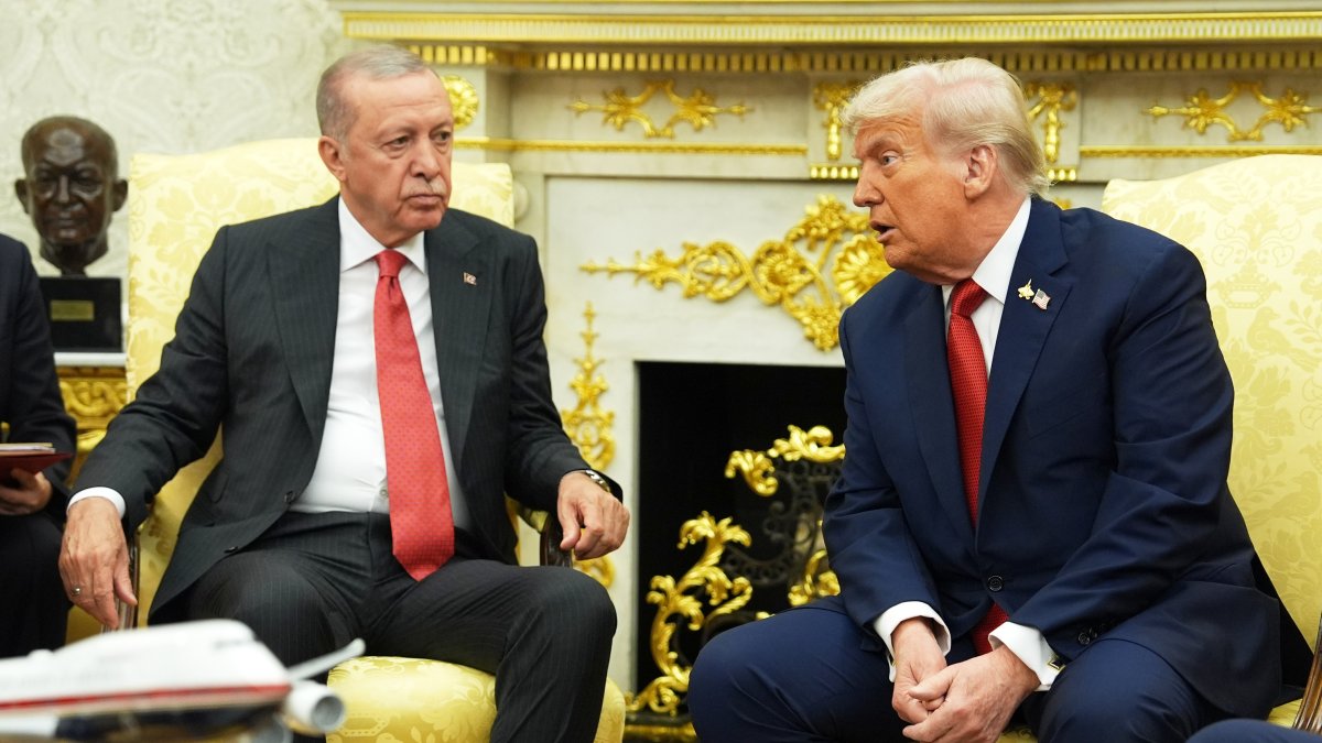 President Donald Trump (R) meets with Turkish President Recep Tayyip Erdoğan in the Oval Office of the White House, in Washington, D.C., Sept. 25, 2025. (AP Photo)