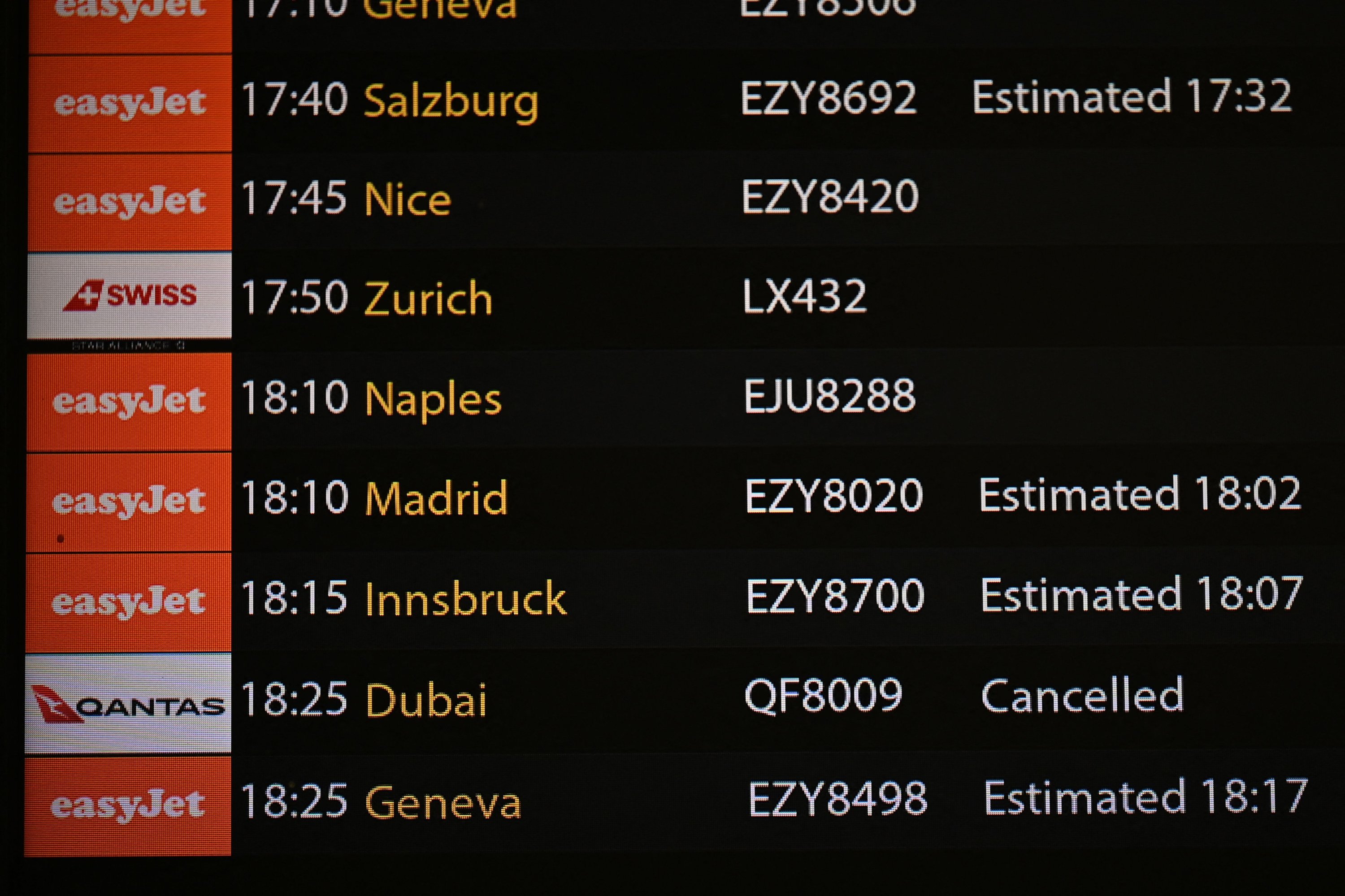 US-Iran crisis disrupts thousands of flights as strikes continue