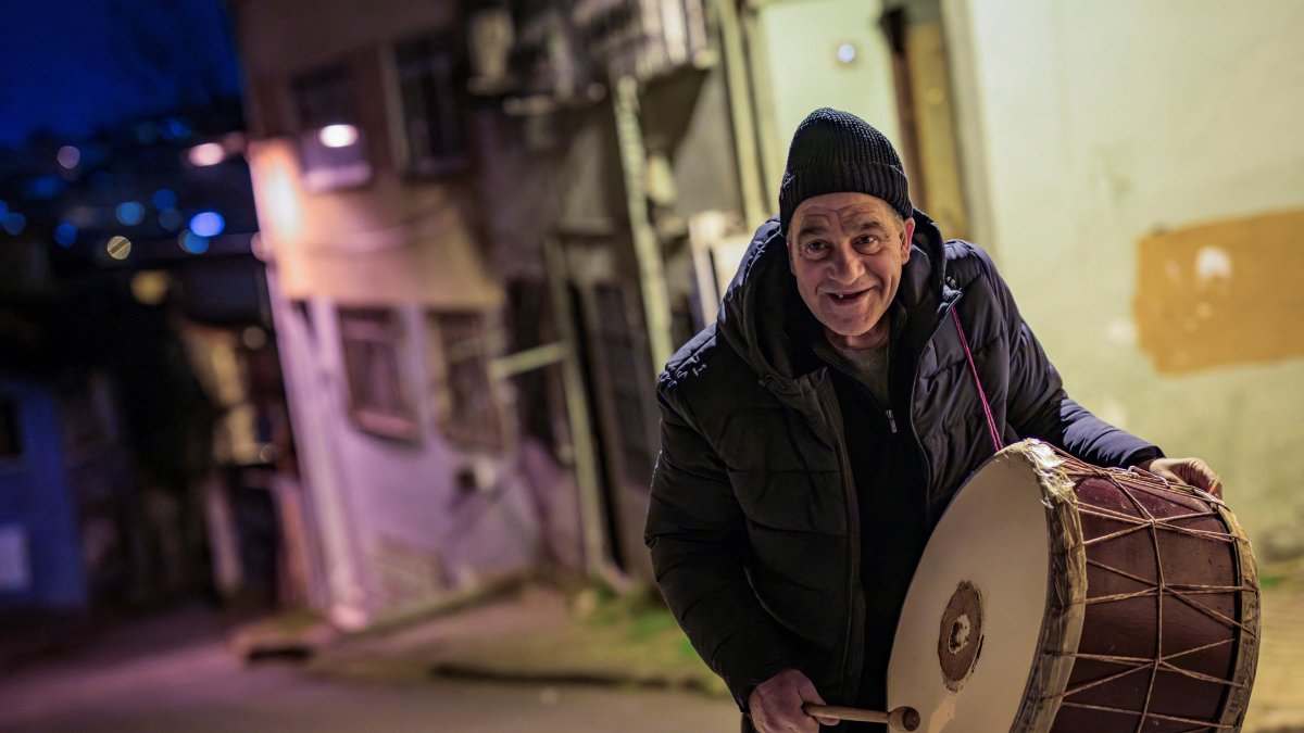 Drummer Hakan Ozbingol plays the drum and sings traditional songs in the streets to wake Muslims up for sahur, Istanbul, Türkiye, Feb. 24, 2026. (AFP Photo)