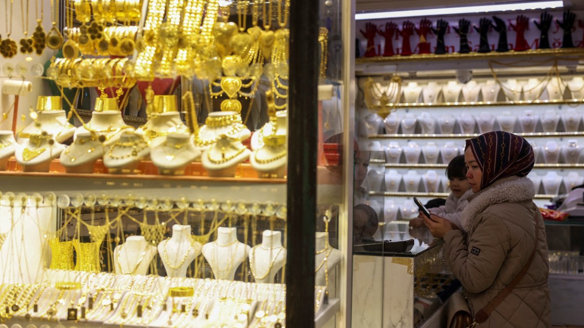 A customer shops at a jewelry shop, Istanbul, Türkiye, Feb. 25, 2026. (Reuters Photo)