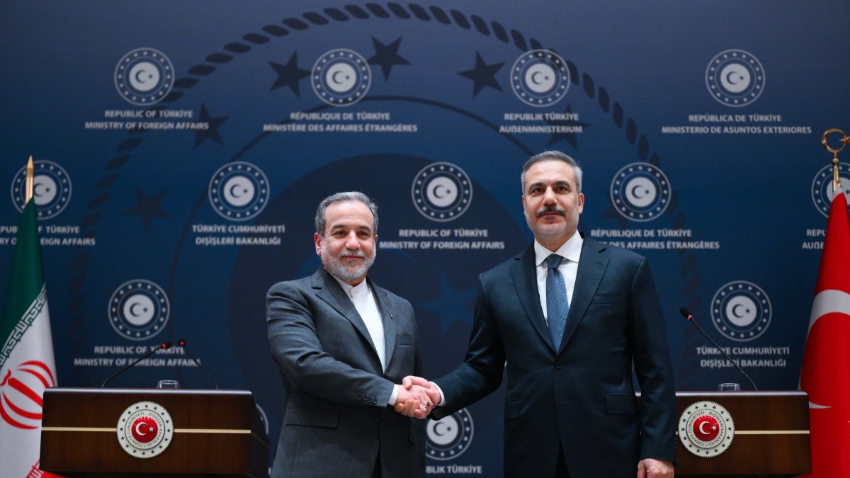 Foreign Minister Hakan Fidan (R) shakes hands with Iranian Foreign Minister Abbas Araghchi (L), Ankara, Türkiye, Jan. 30, 2026. (AA Photo)