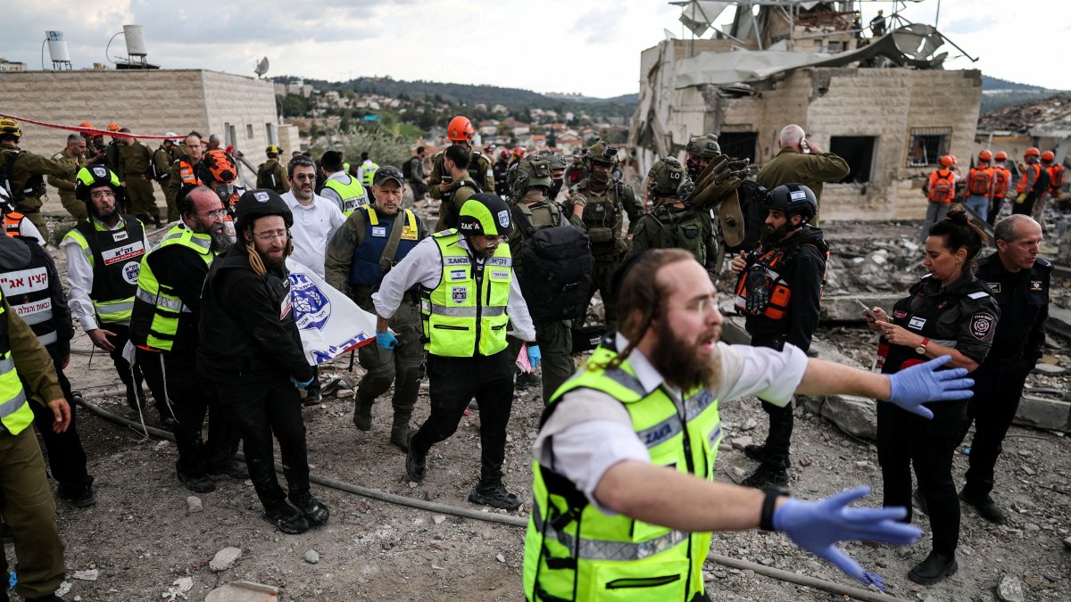 Emergency personnel carry a body at the site of an Iranian strike, after Iran launched missile barrages following attacks by the U.S. and Israel, in Beit Shemesh, Israel, March 1, 2026. (Reuters Photo)