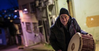 Drummer Hakan Ozbingol plays the drum and sings traditional songs in the streets to wake Muslims up for sahur, Istanbul, Türkiye, Feb. 24, 2026. (AFP Photo)