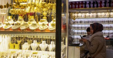 A customer shops at a jewelry shop, Istanbul, Türkiye, Feb. 25, 2026. (Reuters Photo)