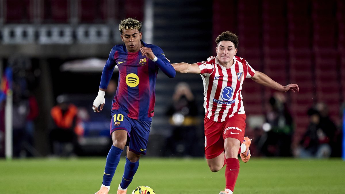 Barcelona's Lamine Yamal (L) competes for the ball with Atletico Madrid's Julian Alvarez during the La Liga match at Spotify Camp Nou, Barcelona, Spain, Dec. 2, 2025. (AFP Photo)