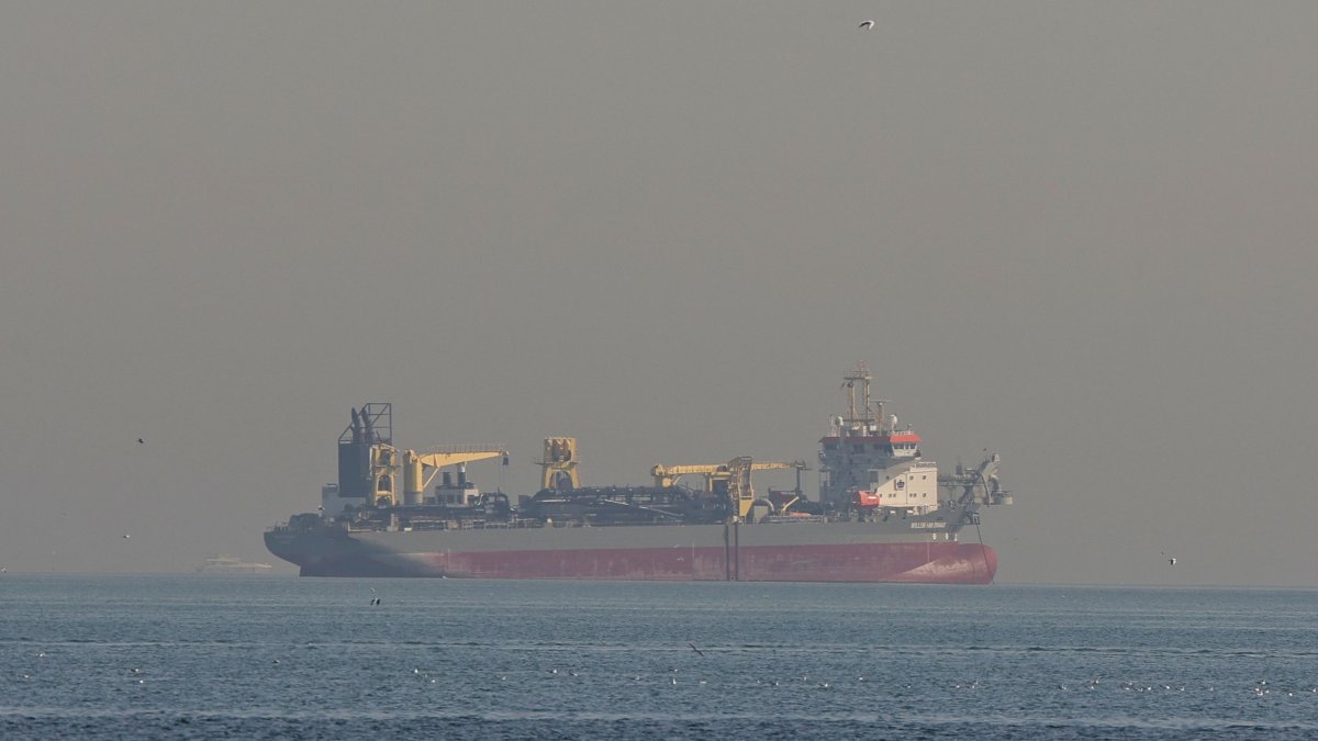 An oil tanker is pictured offshore in Dubai, United Arab Emirates (UAE), March 1, 2026. (AFP Photo)