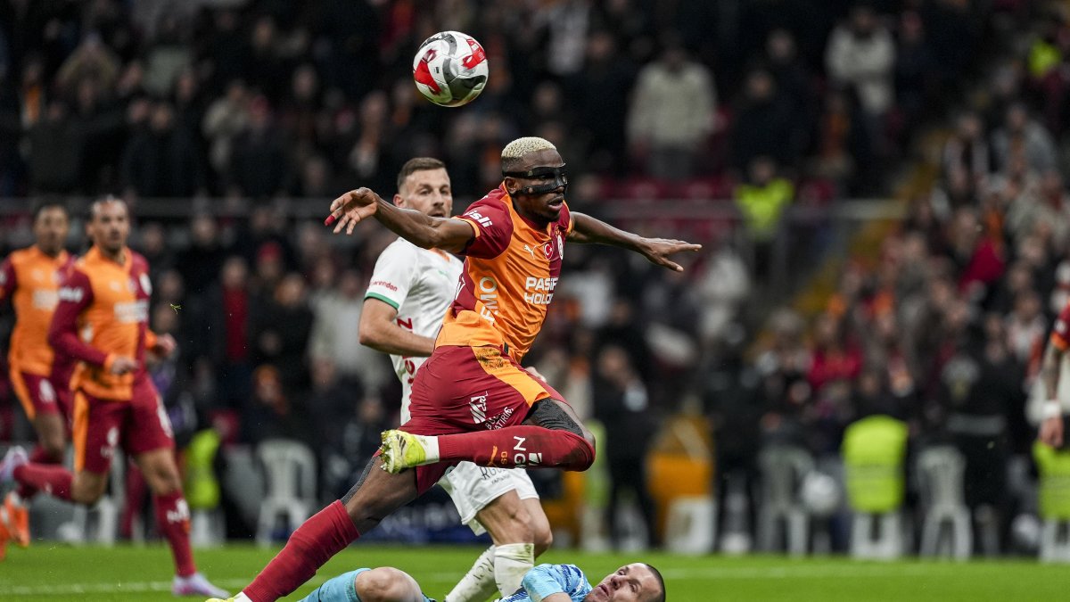 Galatasaray's Victor Osimhen challenges Alanyaspor goalkeeper Paulo Victor during the Süper Lig match at RAMS Park, Istanbul, Türkiye, Feb. 28, 2026. (AA Photo)

