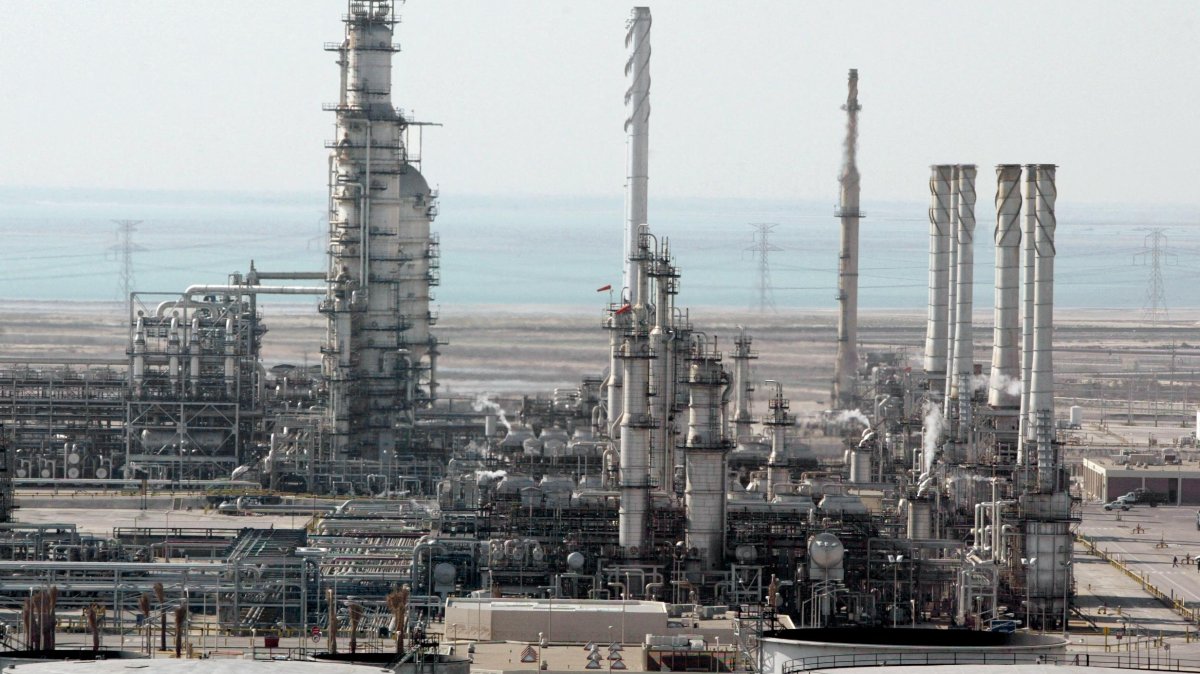 A general view shows Ras Tanura's oil production plant near Dammam, eastern Saudi Arabia, Dec. 27, 2004. (AFP Photo)