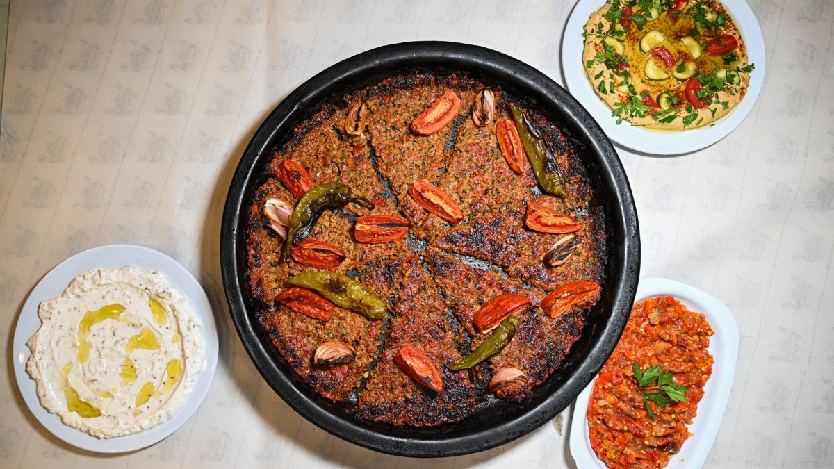 Tray kebab served with a selection of mezes, Hatay, southeastern Türkiye, Aug. 12, 2025. (AA Photo)