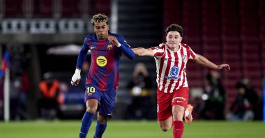 Barcelona's Lamine Yamal (L) competes for the ball with Atletico Madrid's Julian Alvarez during the La Liga match at Spotify Camp Nou, Barcelona, Spain, Dec. 2, 2025. (AFP Photo)
