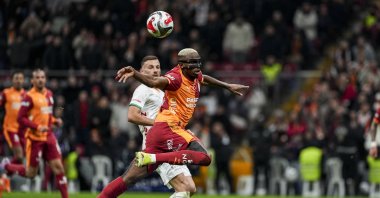 Galatasaray's Victor Osimhen challenges Alanyaspor goalkeeper Paulo Victor during the Süper Lig match at RAMS Park, Istanbul, Türkiye, Feb. 28, 2026. (AA Photo)
