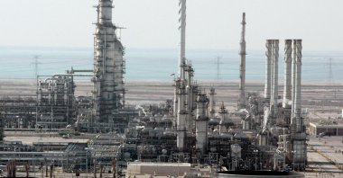 A general view shows Ras Tanura's oil production plant near Dammam, eastern Saudi Arabia, Dec. 27, 2004. (AFP Photo)