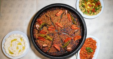 Tray kebab served with a selection of mezes, Hatay, southeastern Türkiye, Aug. 12, 2025. (AA Photo)