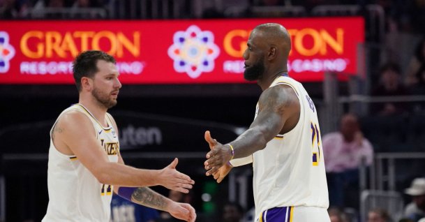 Los Angeles Lakers players Luka Doncic (R) and LeBron James exchange high fives during a substitution against the Golden State Warriors in the third quarter at Chase Center in San Francisco, California, U.S., Feb. 28, 2026. (Reuters Photo)