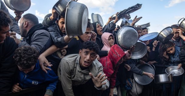 Internally displaced Palestinians scramble for an Iftar meal being distributed by a charity kitchen during the holy month of Ramadan, in Khan Younis, Gaza Strip, Palestine, Feb. 26, 2026. (EPA Photo)