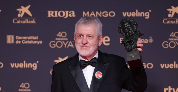Jose Ramon Soroiz poses with his award at the 40th Goya Awards ceremony, Barcelona, Spain, March 1, 2026. (AA Photo)