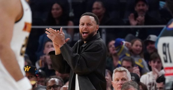 Golden State Warriors guard Stephen Curry cheers from the bench during the third quarter against the Denver Nuggets at Chase Center, San Francisco, California, U.S., Feb. 22, 2026. (Reuters Photo)

