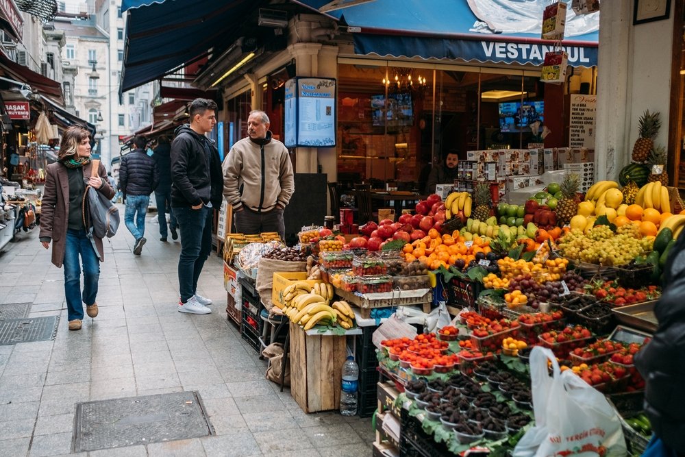 Fresh fruits and vegetables at the street market in the center of Istanbul, Türkiye, Dec. 14, 2018. (Shutterstock Photo)