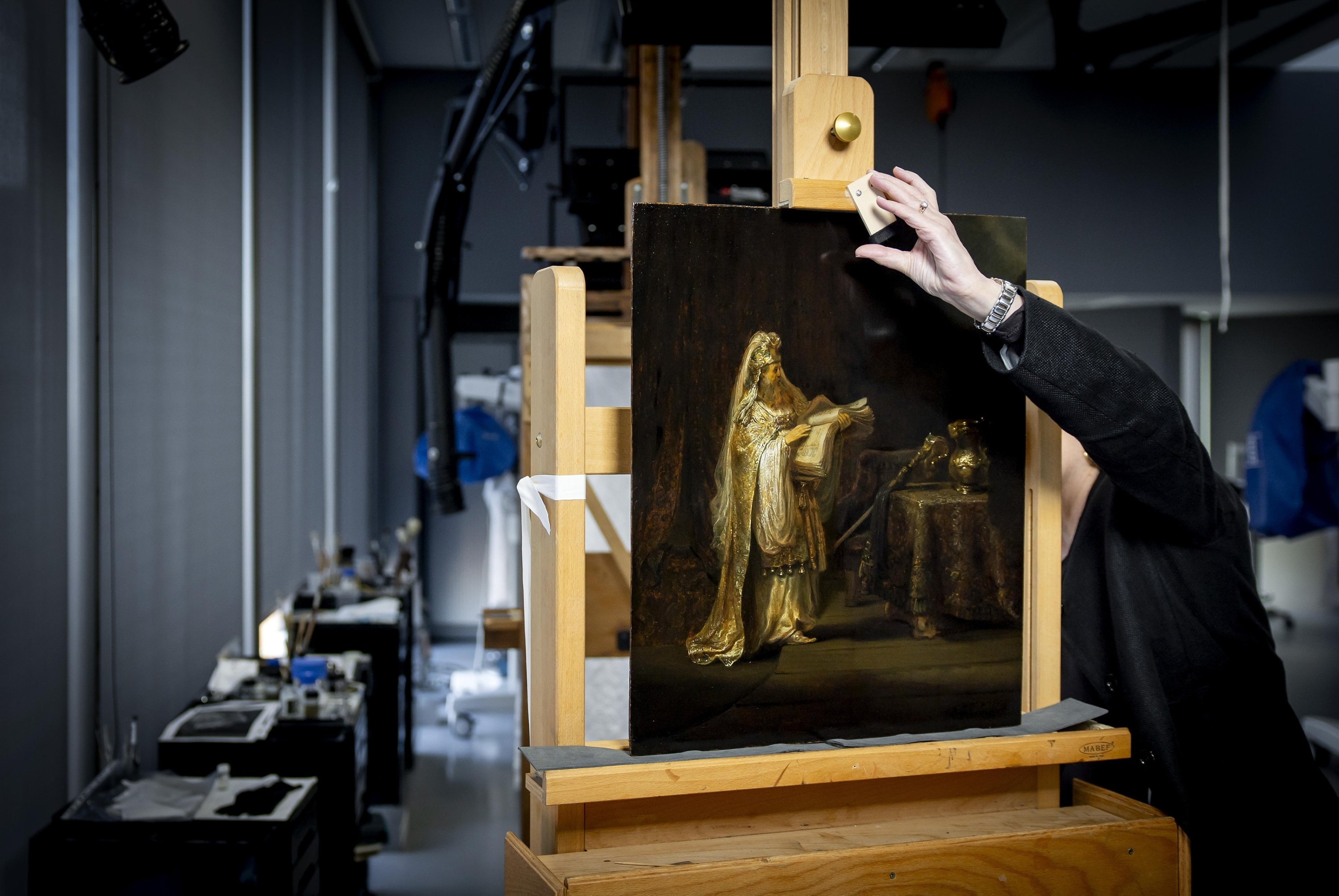A researcher explains the newly discovered 1633 work 