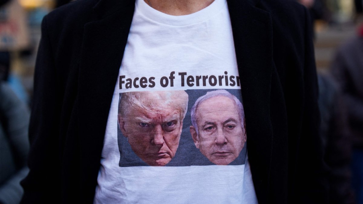 A person wears a t-shirt featuring images of U.S. President Donald Trump and Israeli Prime Minister Benjamin Netanyahu during a protest against the war in Iran, New York, U.S., March 2, 2026. (AFP Photo)