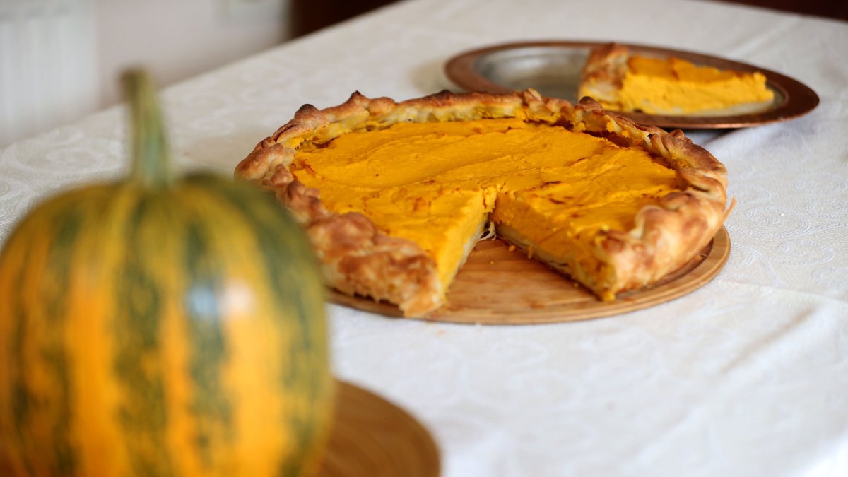 Step-by-step guide to preparing 'tikvenik,' the Balkan pastry