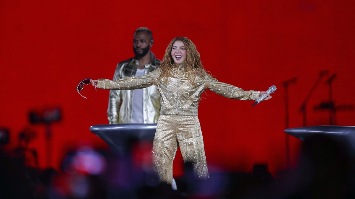 Mexico City Zocalo draws 400,000 fans for Shakira’s free concert