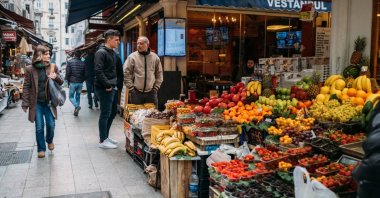 Fresh fruits and vegetables at the street market in the center of Istanbul, Türkiye, Dec. 14, 2018. (Shutterstock Photo)