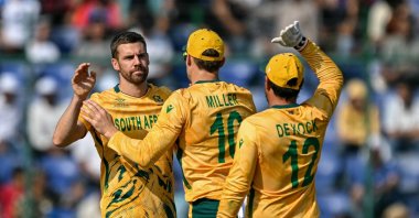 South Africa's Anrich Nortje (L) celebrates with teammates after taking the wicket of Zimbabwe's Brian Bennett during the 2026 ICC Men's T20 Cricket World Cup Super Eights match between Zimbabwe and South Africa at the Arun Jaitley Stadium, New Delhi, India, March 1, 2026. (AFP Photo)