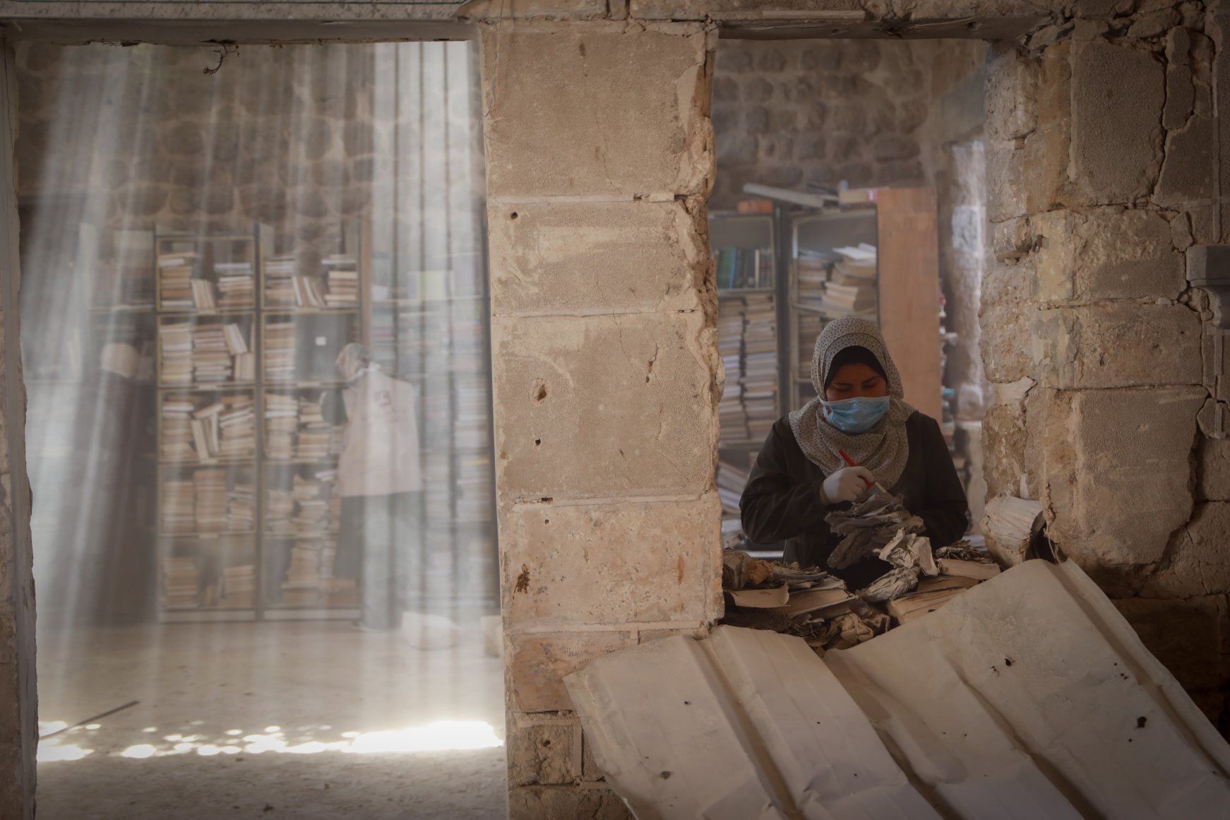 Gaza volunteers salvage books from war-damaged mosque library | Daily Sabah